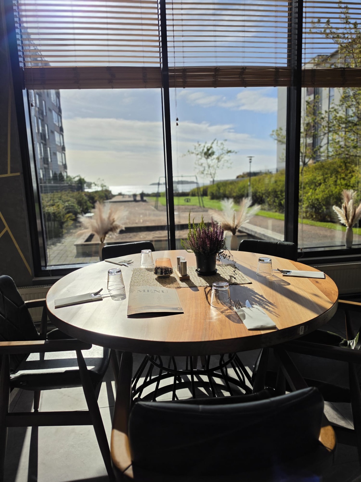 Dining room at Vera Napoli with a view over Aurinkolahti