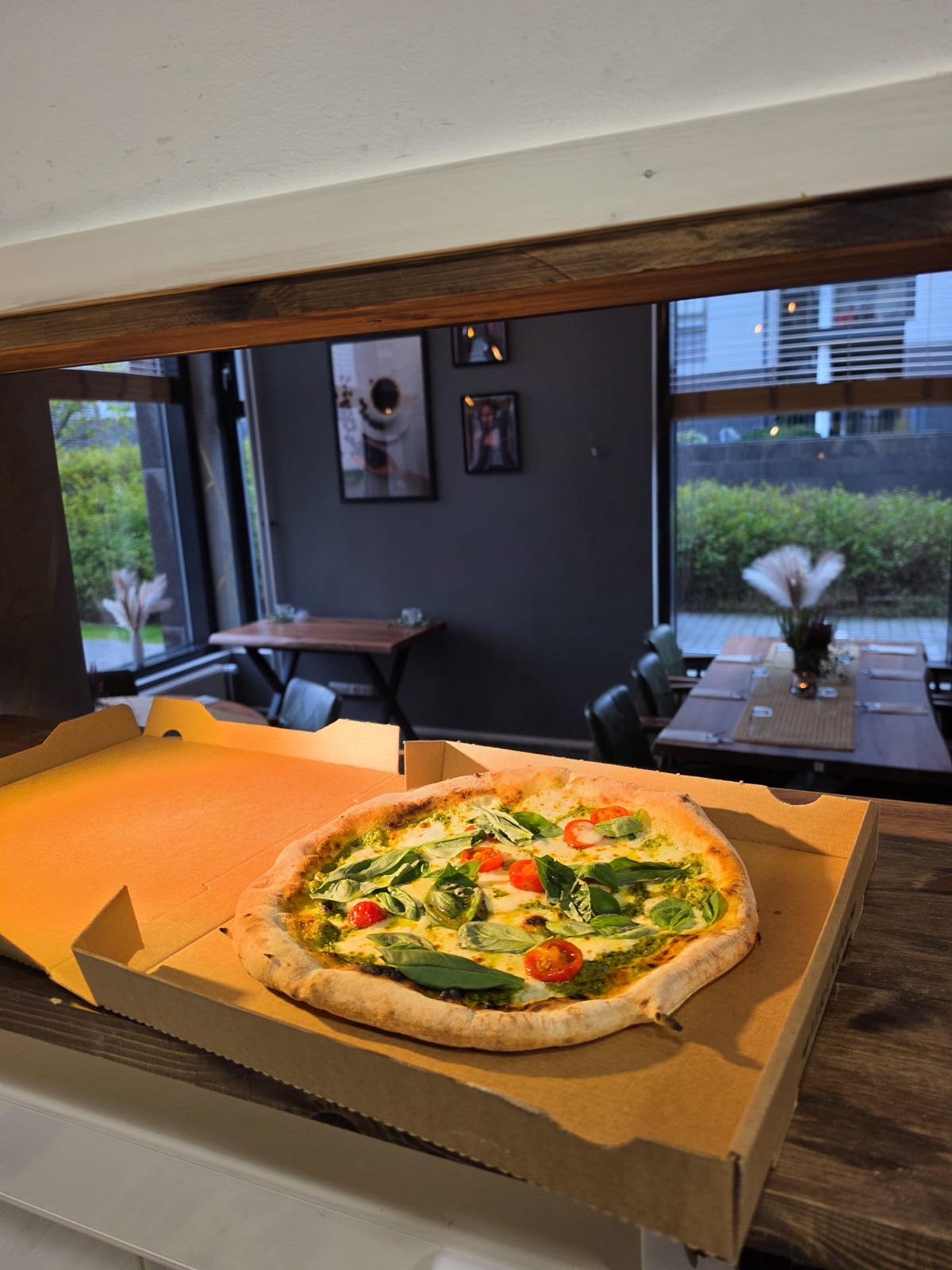 Fresh Neapolitan pizza at Vera Napoli